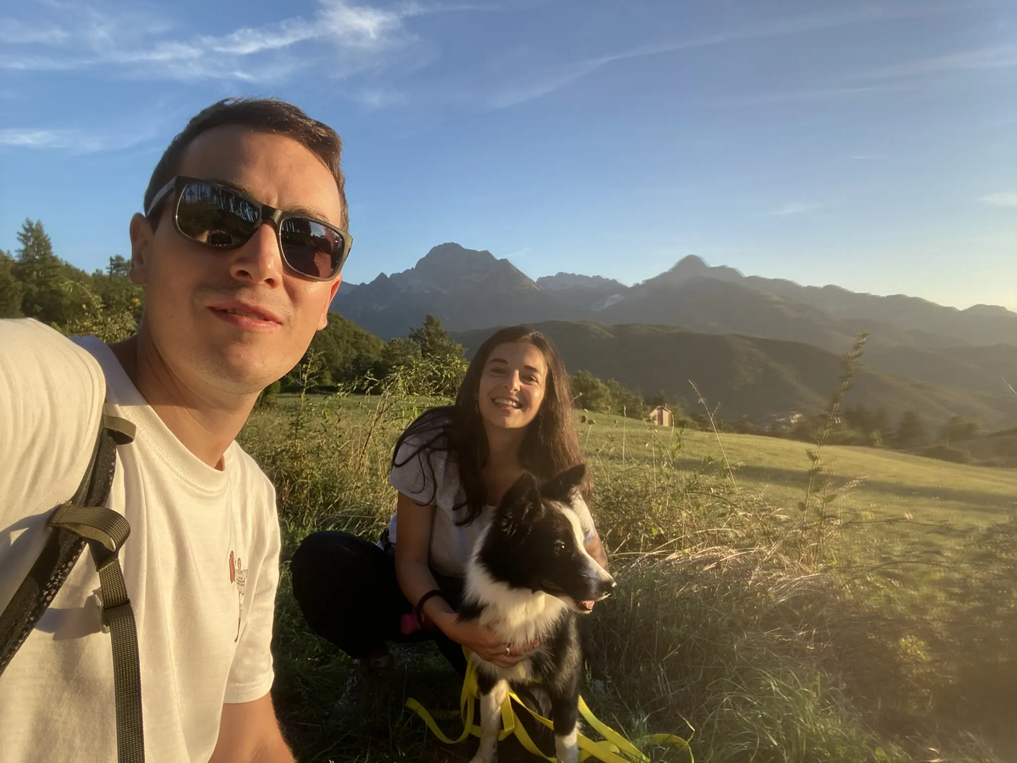 Foto di noi due insieme a Gea durante una giornata in natura.