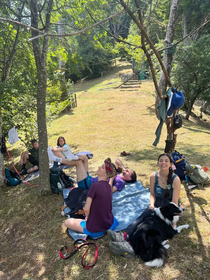Il gruppo dell’escursione riposa all’ombra nel bosco insieme a Gea.