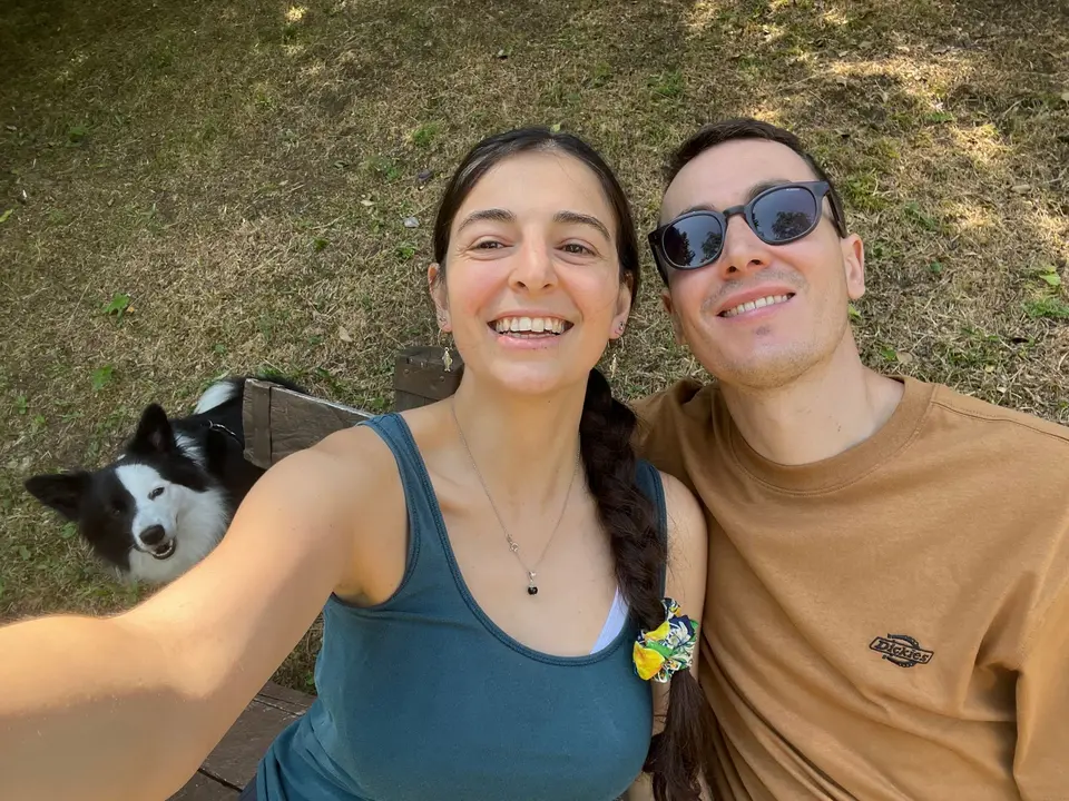 Meg e Tizi sorridono in un selfie con Gea durante la pausa nel bosco.