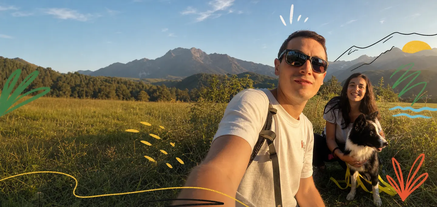 Tizi, Meg e Gea in un prato di montagna, accompagnati da segni illustrati colorati.